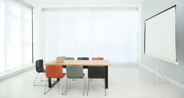 غرفة اجتماعات فارغة داخل مقر الشركة، مهن ووظائف , بيئة عمل ، قاعة مؤتمرات واجتماعات , اعمال حرة , مكاتب عمل . 