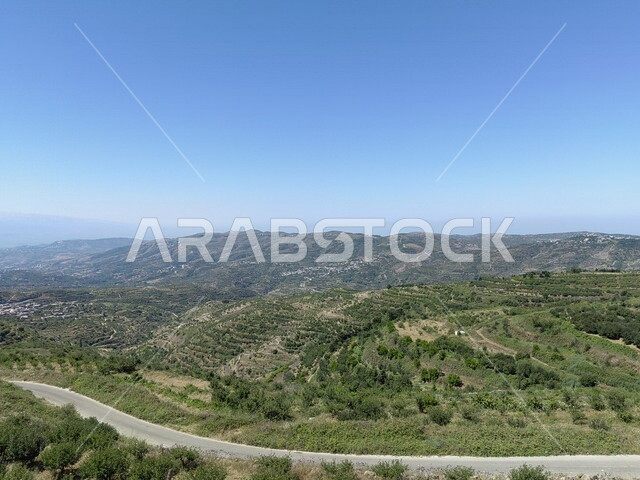 طريق اسفلتي وسط الطبيعة الخلابة، الاشجار والنباتات الخضراء، الجبال والمرتفعات، مناظر طبيعية، جمال الطبيعة الخلابة، خلفية الطبيعة