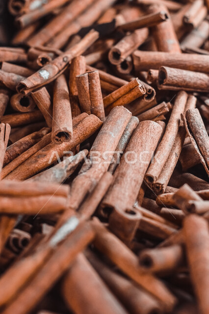 تصوير مقرب لمجموعة من أعواد القرفة, الدارسين, بهارات القرفه, لحاء اشجار القرفه, توابل وبهارات صحيه