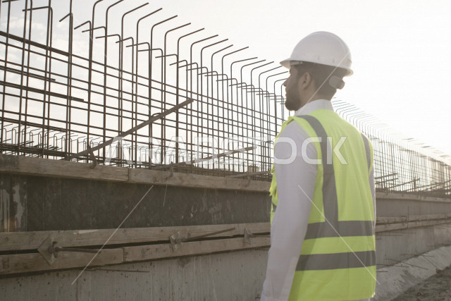 مشرف عمل عربي سعودي خليجي يقف داخل موقع البناء ، يفحص جودة العمل ، يفكر بخطط تطويريه مستقبلية ، بناء خطط استراتيجية ، تحقيق الاهداف ، رؤية مستقبلية