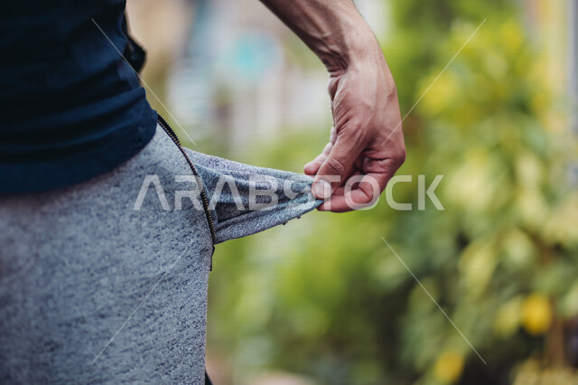 تصوير مقرب ليد رجل يسحب جيب البطال, مفهوم الإفلاس, تفريغ الجيب, عدم امتلاك الأموال, التفليس, الفقر