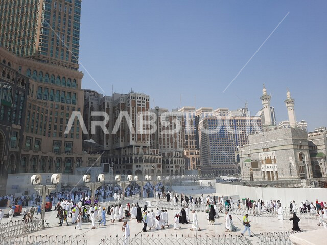 صوره مقربه لساحة الحرم المكي في مكه المكرمه, الفنادق الفاخره حول المسجد الحرام, الحجاج والمعتمرين في ساحات الحرم الخارجيه, إسلاميات وعباده, أماكن مقدسه في المملكه العربيه السعوديه