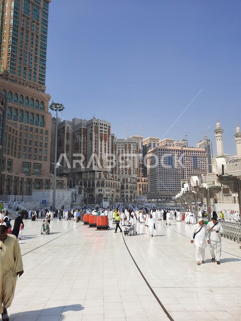 صوره مقربه لساحة الحرم المكي في مكه المكرمه, الفنادق الفاخره حول المسجد الحرام, الحجاج والمعتمرين في ساحات الحرم الخارجيه, إسلاميات وعباده, أماكن مقدسه في المملكه العربيه السعوديه
