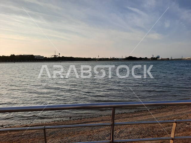 صورة جمالية لشاطئ البحر الأحمر في مدينة جدة بالمملكة العربية السعودية وقت الغروب ، خلفية الطبيعة ، اماكن سياحية ترفيهية ، هدوء وجمال البحر ، كورنيش جدة وقت غروب الشمس، غروب الشمس على شاطئ بحر جدة