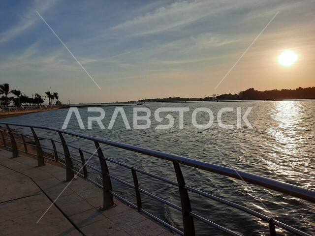 صورة جمالية لشاطئ البحر الأحمر في مدينة جدة بالمملكة العربية السعودية وقت الغروب ، خلفية الطبيعة ، اماكن سياحية ترفيهية ، هدوء وجمال البحر ، كورنيش جدة وقت غروب الشمس، غروب الشمس على شاطئ بحر جدة