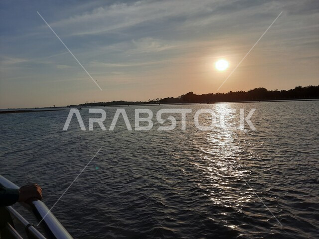 صورة جمالية لشاطئ البحر الأحمر في مدينة جدة بالمملكة العربية السعودية وقت الغروب ، خلفية الطبيعة ، اماكن سياحية ترفيهية ، هدوء وجمال البحر ، كورنيش جدة وقت غروب الشمس، غروب الشمس على شاطئ بحر جدة