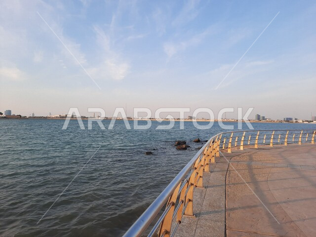 صورة جمالية لشاطئ البحر الأحمر في مدينة جدة بالمملكة العربية السعودية وقت الغروب ، خلفية الطبيعة ، اماكن سياحية ترفيهية ، هدوء وجمال البحر ، كورنيش جدة وقت غروب الشمس، غروب الشمس على شاطئ بحر جدة