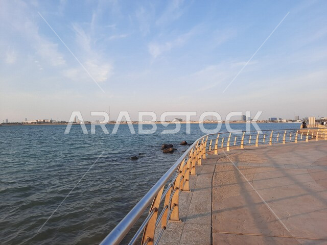 صورة جمالية لشاطئ البحر الأحمر في مدينة جدة بالمملكة العربية السعودية وقت الغروب ، خلفية الطبيعة ، اماكن سياحية ترفيهية ، هدوء وجمال البحر ، كورنيش جدة وقت غروب الشمس، غروب الشمس على شاطئ بحر جدة