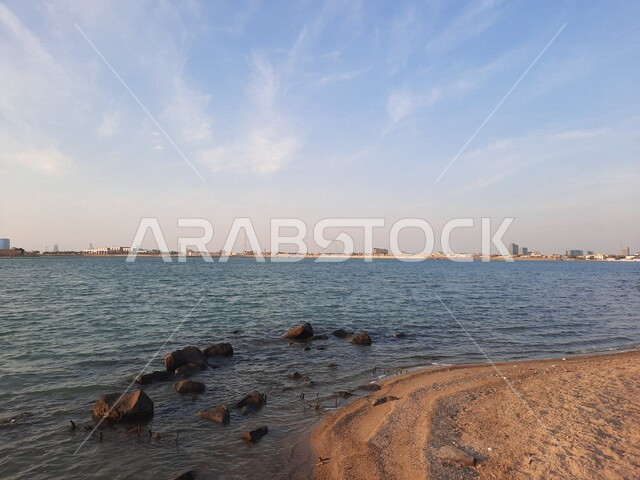 صورة جمالية لشاطئ البحر الأحمر في مدينة جدة بالمملكة العربية السعودية وقت الغروب ، خلفية الطبيعة ، اماكن سياحية ترفيهية ، هدوء وجمال البحر ، كورنيش جدة وقت غروب الشمس، غروب الشمس على شاطئ بحر جدة