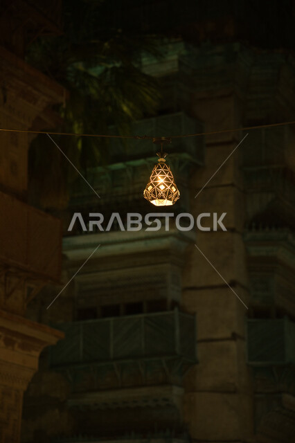 فوانيس معلقة مضيئة ، زينة مضيئة في الشوارع ، مصابيح نحاسية مضيئة ، فوانيس رمضانية ، زينة شوارع