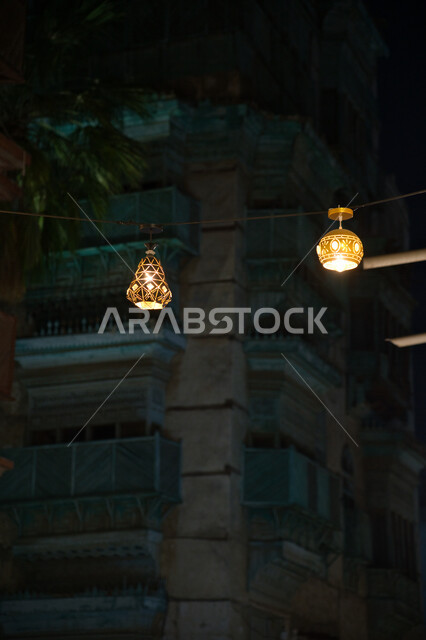 فوانيس معلقة مضيئة ، زينة مضيئة في الشوارع ، مصابيح نحاسية مضيئة ، فوانيس رمضانية ، زينة شوارع