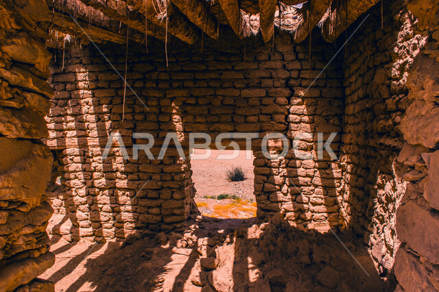 منزل حجري قديم ، أماكن تاريخية أثرية بالسعودية ، بيوت قديمة، هيكل القبائل العربية القديمة المهجورة في المناطق الصحراوية ، البنية القبلية القديمة المهجورة ، بيت حجري قديم ، مبنى عربي قديم