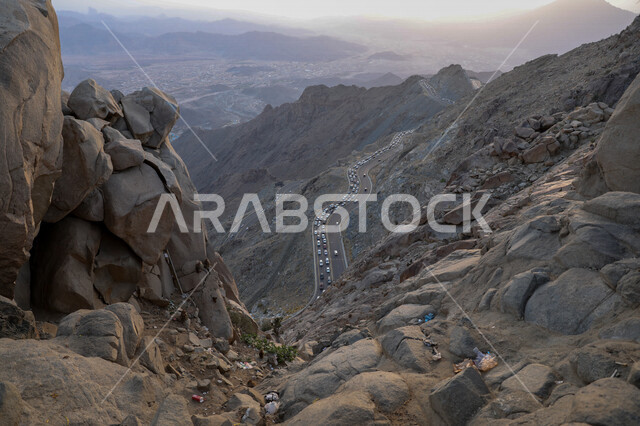 الجبال والمرتفعات الصخرية في المملكة العربية السعودية، طريق اسفلتي وسط الجبال والمرتفعات الصخرية، حركة المرور، الطبيعة الجبلية في السعودية، التكوينات الصخرية، مناظر طبيعية