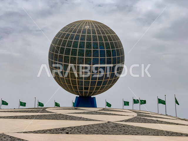 ميدان الكرة الارضية في جدة بالمملكة العربية السعودية، مجسم الكرة الارضية، معالم جدة المشهورة، مجموعة من اعلام المملكة العربية السعودية حول الميدان، السياحة في السعودية
