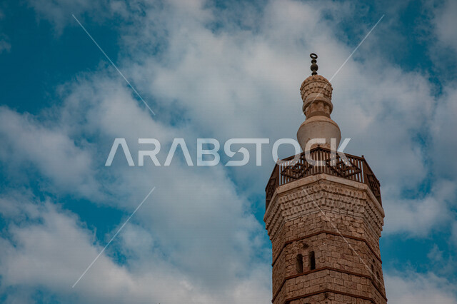 صورة مقربة لمنارة مسجد، العبادة والتقرب إلى الله، صوت الأذان، دعوة المسملين للصلاة، مئذنة مسجد