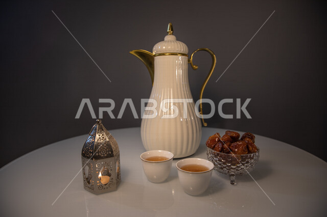 دلة قهوة عربية مع فنجانين قهوة، الضيافة السعودية، طبق التمر، حسن الضيافة والإستقبال، القهوة العربية، رمضان، البخور العربي السعودي