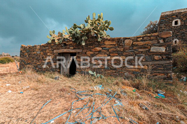 جدار حجري اثري قديم في بالمملكة العربية السعودية، باب لبيت اثري تاريخي، قلاع وحصون قديمة تاريخية، جدار حجري، بيت حجري عتيق 