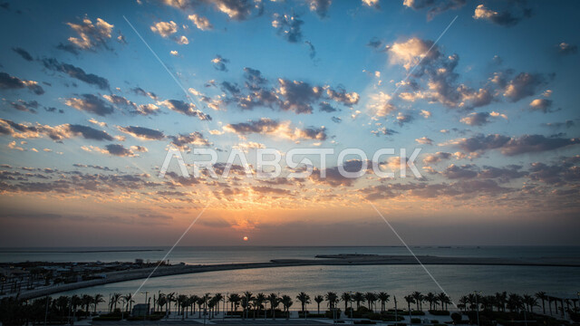 منظر الغيوم في السماء الزرقاء وقت الغروب ، خلفية الطبيعة ، أماكن سياحية ترفيهية