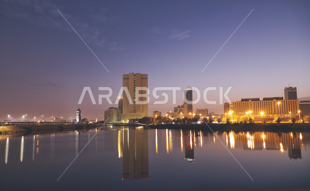 صورة إبداعية لمدينة جدة في المملكة العربية السعودية وقت الغروب ، الفن الهندسي المعماري بالسعودية ، صورة لإنعكاس المباني على كورنيش جدة السياحي ، معالم جدة السياحية الشهيرة