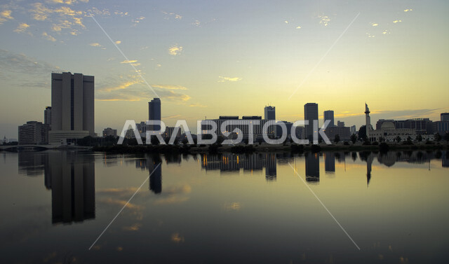 صورة إبداعية لمدينة جدة في المملكة العربية السعودية وقت الغروب ، الفن الهندسي المعماري بالسعودية ، صورة لإنعكاس المباني على كورنيش جدة السياحي ، معالم جدة السياحية الشهيرة