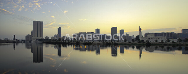 صورة بانورامية إبداعية لمدينة جدة في المملكة العربية السعودية وقت الغروب ، الفن الهندسي المعماري بالسعودية ، صورة لإنعكاس المباني على كورنيش جدة السياحي ، معالم جدة السياحية الشهيرة