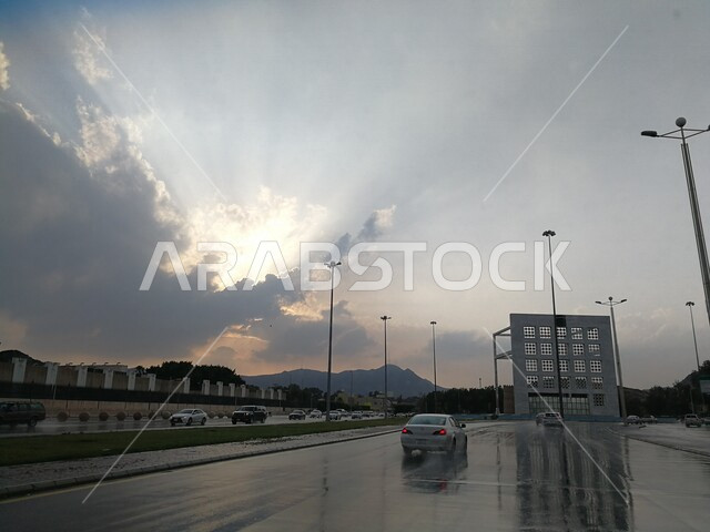 ميدان المئوية في الطائف بالمملكة العربية السعودية، حركة المرور، اجواء شتوية ماطرة، خلفية الجبال والمرتفعات، معالم الطائف المشهورة، السياحة في السعودية