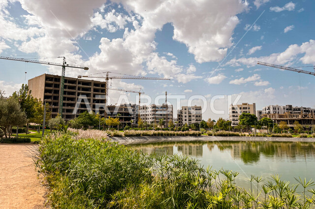 بحيرة اصطناعية في احد الحدائق العامة، الاشجار والنباتات الخضراء، بحيرة مائية، مجمعات سكنية فاخرة، كومباوند سكني، التطوير المعماري الهندسي، حي سكني راقي، حدائق ومنتزهات داخل المجمعات السكنية