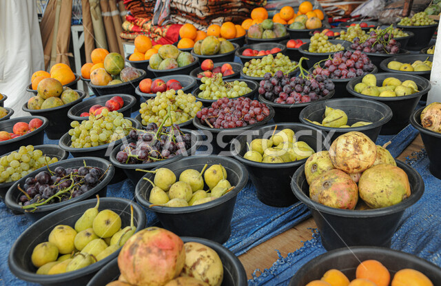 مجموعة من الفواكه الصيفية اللذيذة في سلال البيع، سلال الفواكه، سوق بيع الفواكه، فواكه مشكلة، فواكه موسمية
