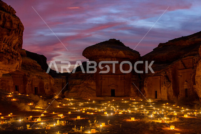 مجموعة من الشموع المضيئة امام المتحف الطائر في العلا بالمملكة العربية السعودية، شموع مضيئة، تجهيزات مهرجان شتاء طنطورة في الحجر التاريخي بالعلا، التكوينات الصخرية، السياحة في السعودية