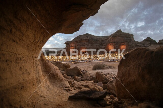 صورة مقربة للتكوينات الصخرية في العلا بالمملكة العربية السعودية، مجموعة من الشموع المضيئة امام المتحف الطائر، شموع مضيئة، تجهيزات مهرجان شتاء طنطورة في الحجر التاريخي بالعلا، السياحة في السعودية