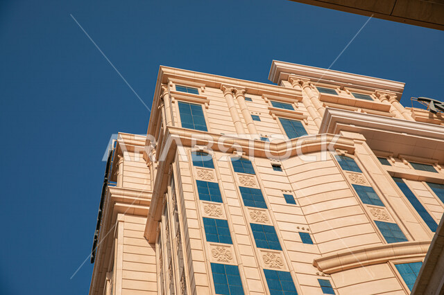 صورة من زاوية سفلية لبرج سكني راقي في مدينة جدة بالمملكة العربية السعودية، شقق فندقية، الفن الهندسي المعماري، معالم جدة، السياحة في السعودية