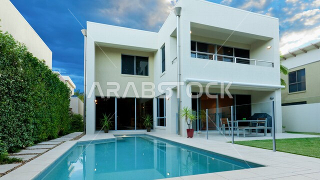 صورة خارجية لفيلا مع مسبح، تصاميم عصرية وجذابة، ديكورات رائعة، الفن الهندسي المعماري، شقق سكنية سياحية، فنادق فاخرة، أماكن سياحية ترفيهية، شاليهات سياحية