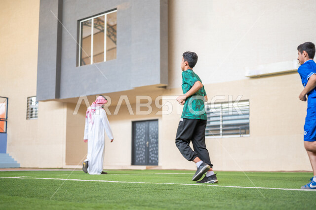 طلاب عرب خليجيين سعوديين يقومون باداء تمارين الاحماء، الجري في ملعب المدرسة، ممارسة التمارين الرياضية، حصة التربية الرياضية، التعليم في المملكة العربية السعودية