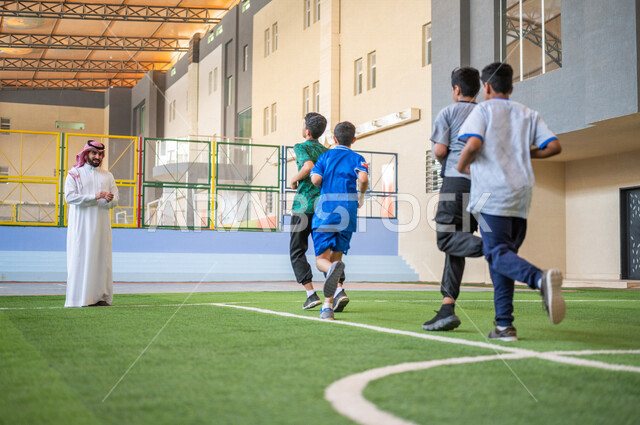 طلاب عرب خليجيين سعوديين يقومون باداء تمارين الاحماء، الجري في ملعب المدرسة، ممارسة التمارين الرياضية، حصة التربية الرياضية، التعليم في المملكة العربية السعودية