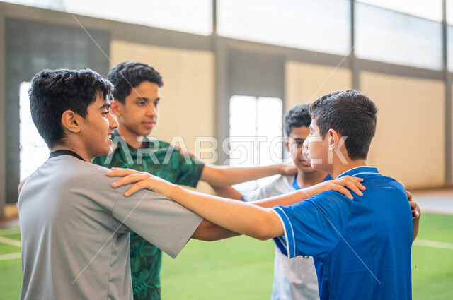 مجموعة من الطلاب العرب الخليجيين السعوديين يجتمعون في ملعب المدرسة، ممارسة التمارين الرياضية، لعب كرة القدم، الوحدة والترابط، المحبة والالفة، مفهوم روح الفريق، الاتحاد والتعاون، حصة التربية الرياضية، التعليم في المملكة العربية السعودية