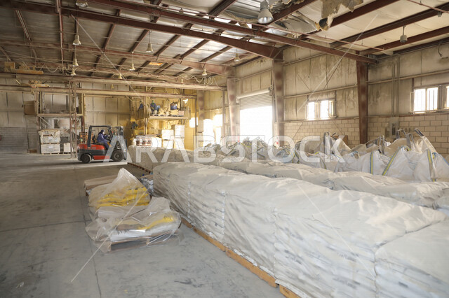 مصانع البلاستيك , آلات ضخمة لضغط البلاستيك وتقطيعه , حماية البيئة من التلوث , إعادة تدوير البلاستيك , مصانع سعودية . 