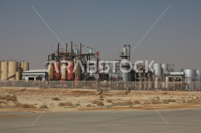 مصانع البلاستيك , آلات ضخمة لضغط البلاستيك وتقطيعه , حماية البيئة من التلوث , إعادة تدوير البلاستيك , مصانع سعودية . 