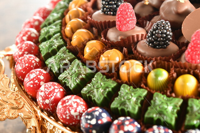 قالب قطع الشوكولاتة , صناعة وإعداد حلوى الشوكولاتة , مجموعة من حبات الشوكولاتة , حلويات مناسبات واستقبال , حلوى العيد , ترافل بالشوكولاته , حلويات وسكريات .