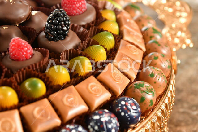 قالب قطع الشوكولاتة , صناعة وإعداد حلوى الشوكولاتة , مجموعة من حبات الشوكولاتة , حلويات مناسبات واستقبال , حلوى العيد , ترافل بالشوكولاته , حلويات وسكريات .