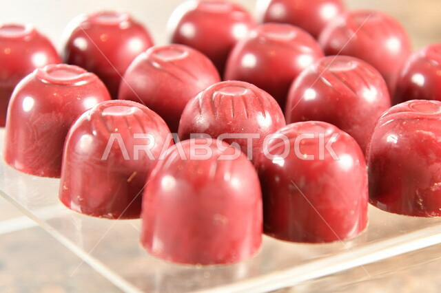 قالب قطع الشوكولاتة , صناعة وإعداد حلوى الشوكولاتة , مجموعة من حبات الشوكولاتة , حلويات مناسبات واستقبال , حلوى العيد , ترافل بالشوكولاته , حلويات وسكريات .