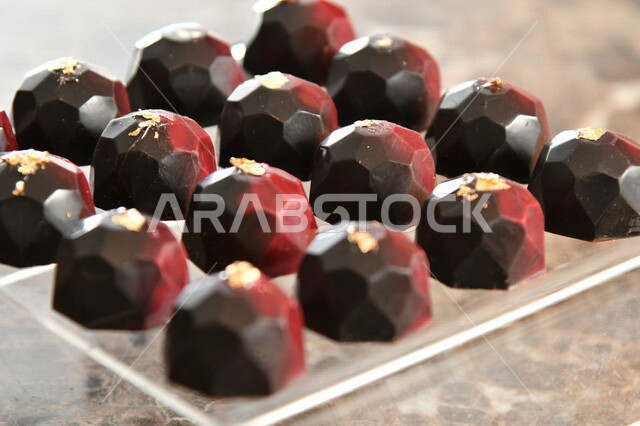 قالب قطع الشوكولاتة , صناعة وإعداد حلوى الشوكولاتة , مجموعة من حبات الشوكولاتة , حلويات مناسبات واستقبال , حلوى العيد , ترافل بالشوكولاته , حلويات وسكريات .