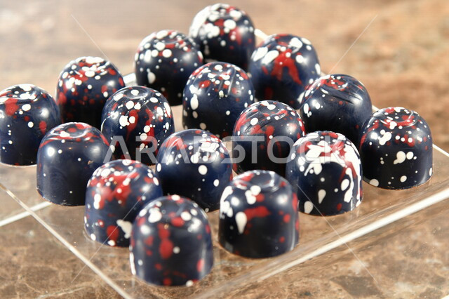 قالب قطع الشوكولاتة , صناعة وإعداد حلوى الشوكولاتة , مجموعة من حبات الشوكولاتة , حلويات مناسبات واستقبال , حلوى العيد , ترافل بالشوكولاته , حلويات وسكريات .