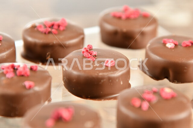 قالب قطع الشوكولاتة , صناعة وإعداد حلوى الشوكولاتة , مجموعة من حبات الشوكولاتة , حلويات مناسبات واستقبال , حلوى العيد , ترافل بالشوكولاته , حلويات وسكريات .