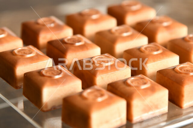 قالب قطع الشوكولاتة , صناعة وإعداد حلوى الشوكولاتة , مجموعة من حبات الشوكولاتة , حلويات مناسبات واستقبال , حلوى العيد , ترافل بالشوكولاته , حلويات وسكريات .