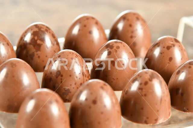 قالب قطع الشوكولاتة , صناعة وإعداد حلوى الشوكولاتة , مجموعة من حبات الشوكولاتة , حلويات مناسبات واستقبال , حلوى العيد , ترافل بالشوكولاته , حلويات وسكريات .