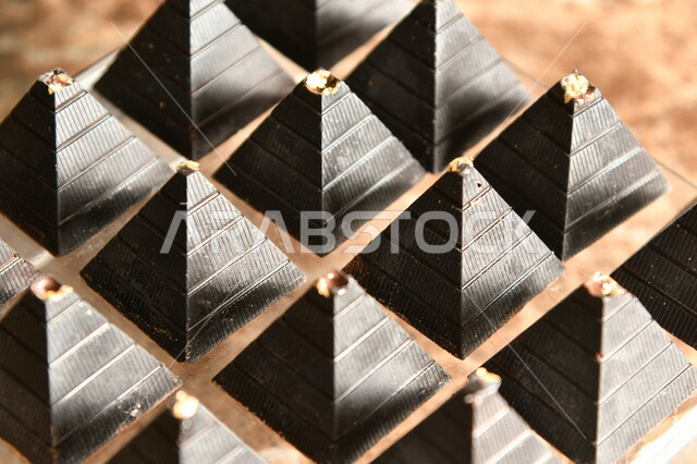 قالب قطع الشوكولاتة , صناعة وإعداد حلوى الشوكولاتة , مجموعة من حبات الشوكولاتة , حلويات مناسبات واستقبال , حلوى العيد , ترافل بالشوكولاته , حلويات وسكريات .