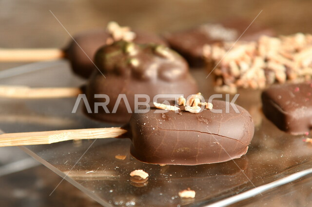 قالب قطع الشوكولاتة , صناعة وإعداد حلوى الشوكولاتة , مجموعة من حبات الشوكولاتة , حلويات مناسبات واستقبال , حلوى العيد , ترافل بالشوكولاته , حلويات وسكريات .