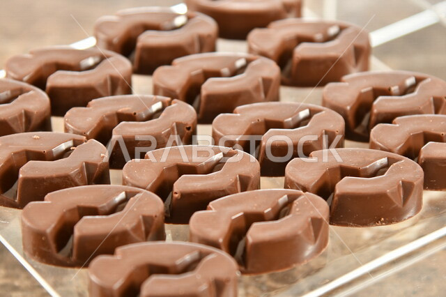 قالب قطع الشوكولاتة , صناعة وإعداد حلوى الشوكولاتة , مجموعة من حبات الشوكولاتة , حلويات مناسبات واستقبال , حلوى العيد , ترافل بالشوكولاته , حلويات وسكريات .