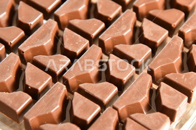 قالب قطع الشوكولاتة , صناعة وإعداد حلوى الشوكولاتة , مجموعة من حبات الشوكولاتة , حلويات مناسبات واستقبال , حلوى العيد , ترافل بالشوكولاته , حلويات وسكريات .