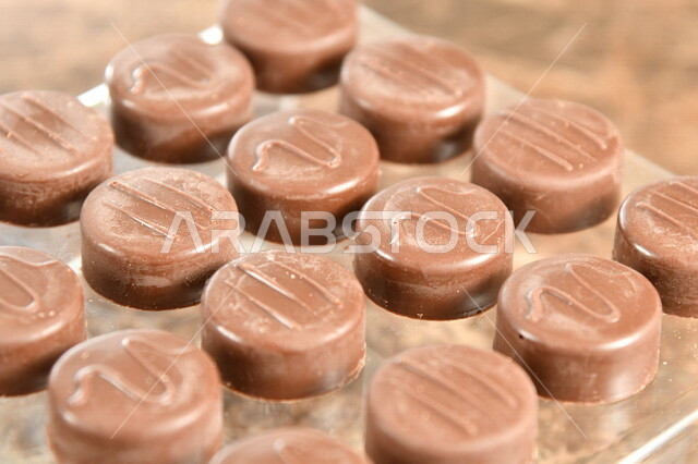 قالب قطع الشوكولاتة , صناعة وإعداد حلوى الشوكولاتة , مجموعة من حبات الشوكولاتة , حلويات مناسبات واستقبال , حلوى العيد , ترافل بالشوكولاته , حلويات وسكريات .